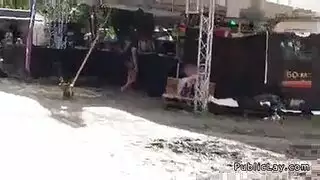 أجاتا امرأة سمراء والرصاص في مكان ما في الطبيعة لوضع ديك في فمها أجاتا امرأة سمراء والرصاص في مكان ما في الطبيعة لوضع ديك في فمها