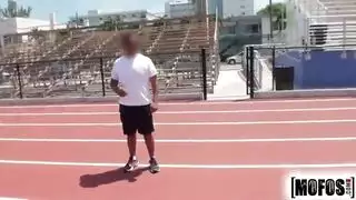 الفتاة الرياضية الساخنة تذهب مع المدرب لتجرب فمها في المص وكسها في النيك