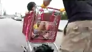 تعرف تانر مايوز كيف ترضي اثنين من الرجال في نفس الوقت، مع شفتيها الناعمة