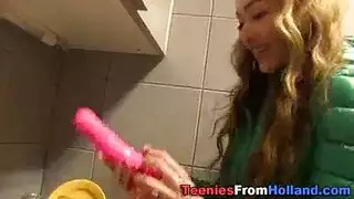 دعا فاتنة نحيل هولندية اثنين من الرجال السود إلى مكانها وأعطاهم اللسان لطيف. دعا فاتنة نحيل هولندية اثنين من الرجال السود إلى مكانها وأعطاهم اللسان لطيف.