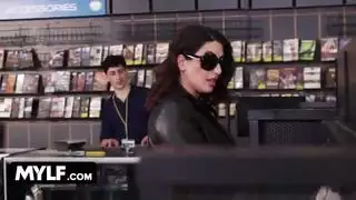 عندما دخلت سارة ، جبهة مورو لأحلام نيك متجره ، لم يتمكن عشيقها من التحدث معها عندما دخلت سارة ، جبهة مورو لأحلام نيك متجره ، لم يتمكن عشيقها من التحدث معها