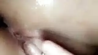 أباريق ضخمة غارقة اللسان تنطلق في الطابق العلوي للانخفاض والقذرة مع الثعلبة الوسيم.