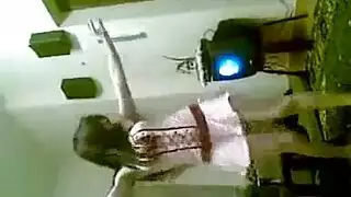 شاب أجنبي عشريني يراقص فتاته الساخنة و يعري طيزها و يتحرش بها ويسخنها شاب أجنبي عشريني يراقص فتاته الساخنة و يعري طيزها و يتحرش بها ويسخنها