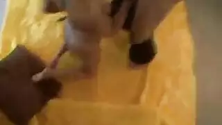 يحرك جبهة مورو الإسلامية الشقراء رائعتين ساقيها عندما يظهر شريكها قرنية ليمارس الجنس معها. يحرك جبهة مورو الإسلامية الشقراء رائعتين ساقيها عندما يظهر شريكها قرنية ليمارس الجنس معها.