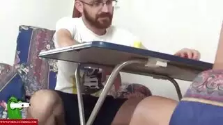 تقعد على زب و تاكله في خرمها و نياكها قاعد على الكرسي و يتلذذ ويتاوه