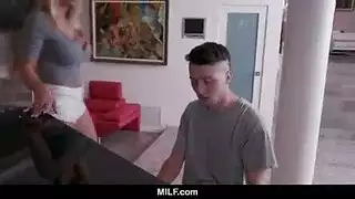 ابن زوجها يعزف على البيانو فتتحرش به لينيكها ابن زوجها يعزف على البيانو فتتحرش به لينيكها