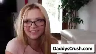 كانت رايلي ستار في غرفة نوم رئيسها عندما طلب منها أن يمارس الجنس معه. كانت رايلي ستار في غرفة نوم رئيسها عندما طلب منها أن يمارس الجنس معه.