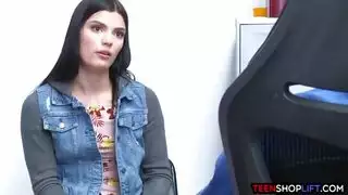 شرطي مول قذر يهيج على فتاة جميلة سارقة ويساومها على نيك كسها الضيق ويستمتع بها شرطي مول قذر يهيج على فتاة جميلة سارقة ويساومها على نيك كسها الضيق ويستمتع بها