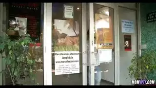 رائعة ، جبهة مورو شقراء في رداء وردي هي مص الديك والحصول على اثنين من اللقطتين في النهاية