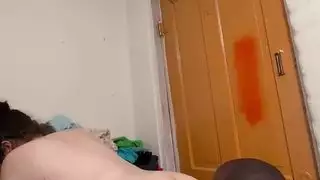 زوجة حامل مفلس تحصل على إصبعها ومارس الجنس من قبل الديك الأسود الكبير في الخزانة