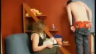 يسأل الروسي الناضج عميلها أن يمارس الجنس معها في المنزل، تماما كما تفعل. يسأل الروسي الناضج عميلها أن يمارس الجنس معها في المنزل، تماما كما تفعل.