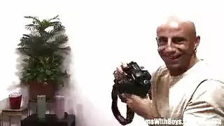 تعيش سيينا وميغان علاقة ثلاثية مع حائك قصير الشعر ، مع جد أقرن