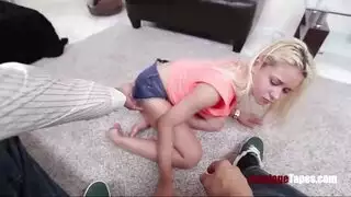 امرأة سمراء مكرسة تتيح لزوجها أن يمارس الجنس مع أفضل صديق لها في المطبخ