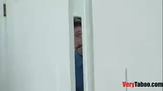 سكس عائلي مولع و أب ينيك كس بنته عالواقف فيما الزوجة تطبخ الطعام سكس عائلي مولع و أب ينيك كس بنته عالواقف فيما الزوجة تطبخ الطعام