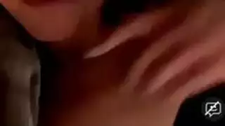 كتكوت صغير مع أسلاك التوصيل المصنوعة ، مونيكا تمتص ديك غريب وتحصل على حمولة في جميع أنحاء حلمتها