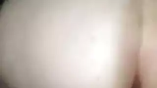 كتكوت سيئة تعطي جزءا من اللسان إلى صديقتها ثم الركوع لامتصاص الديك الآخر.