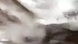 تجلس أنثى مثيرة في الزي الأخضر ، على شبكة صيد السمك ، على الآلة ، بينما يلعب صديقها الألعاب تجلس أنثى مثيرة في الزي الأخضر ، على شبكة صيد السمك ، على الآلة ، بينما يلعب صديقها الألعاب