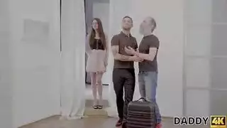 الأب النياك ذو الشعر الأبيض يغري صديقة ابنه الجميلة لممارسة الجنس الساخن معه الأب النياك ذو الشعر الأبيض يغري صديقة ابنه الجميلة لممارسة الجنس الساخن معه