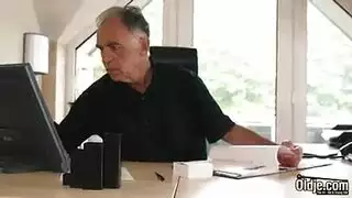 كانت الفتاة الصلبة مع الثدي الكبيرة تناول كس صديقها بينما كان يراقبها في العمل. كانت الفتاة الصلبة مع الثدي الكبيرة تناول كس صديقها بينما كان يراقبها في العمل.