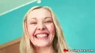 فاتنة شقراء نحيفة تأخذ وخز شريكها الكبير في كس ، كما لم يحدث من قبل