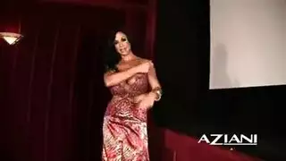 جواهر اليشم وجينا جيرسون على وشك أن تجعل الحب مع رجل واحد، في غرفة النوم جواهر اليشم وجينا جيرسون على وشك أن تجعل الحب مع رجل واحد، في غرفة النوم