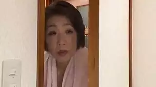 مرات أبوه الساخنة تدخل عليه غرفة نومه بقميص النوم و تحلب زبه في فمها مرات أبوه الساخنة تدخل عليه غرفة نومه بقميص النوم و تحلب زبه في فمها