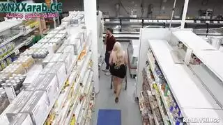 عاهرة البقالة سكس علني مترجم