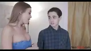 أمي مفلس هي لعق كس ابنتها في سن المراهقة ، بينما تجلس على الأريكة