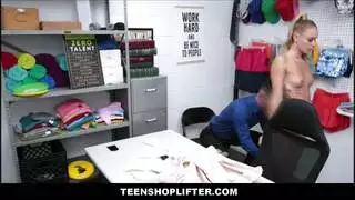 الجنس في المتجر مع عميل مارس الجنس من الصعب من قبل البائع الجنس في المتجر مع عميل مارس الجنس من الصعب من قبل البائع