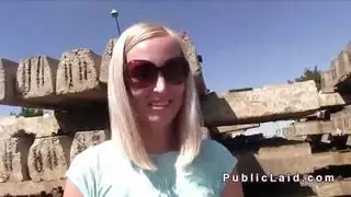 عامية قذرة امرأة سمراء ساخنة يتم حرثها بواسطة مسمار على العشب أثناء أخذ مكب نفايات عامية قذرة امرأة سمراء ساخنة يتم حرثها بواسطة مسمار على العشب أثناء أخذ مكب نفايات