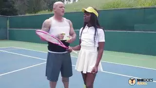 تقوم امرأة سمراء بممارسة الجنس الشرجي بشكل مكثف للغاية مع شريكها الأبيض الذي يقوم بذلك