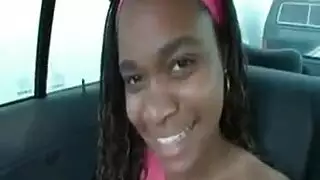 في سن المراهقة وشم يعطي رأسه إلى الرجل