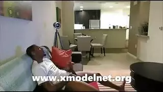 حصلت جبهة مورو مثير على البصق لأول مرة أمام زوجها، في غرفة نومه.