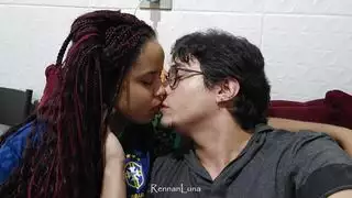 تحصل فتاتان جميلتان على الديك لهذا الرجل ويمارس الجنس معه إلى أقصى حد