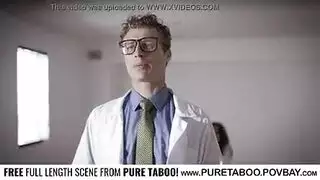 يعطي إميلي ويليس أفضل اللسان على الإطلاق إلى أفضل صديق لها، بينما على الأريكة. يعطي إميلي ويليس أفضل اللسان على الإطلاق إلى أفضل صديق لها، بينما على الأريكة.