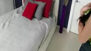 تحصل نيكي بيل على جرعتها اليومية من اللعنة من صديقتها الجيدة وبطريقة ما تحبها تحصل نيكي بيل على جرعتها اليومية من اللعنة من صديقتها الجيدة وبطريقة ما تحبها