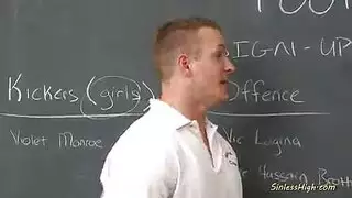 صغيرتي أحمر الشعر تلميذة هو مص ديك معلمها للحفاظ عليه من خلع سرواله. صغيرتي أحمر الشعر تلميذة هو مص ديك معلمها للحفاظ عليه من خلع سرواله.