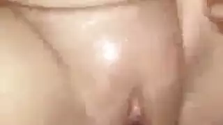 مراهق يرتدي حذاءًا أسود اللون يركب قضيبًا صلبًا على متن القارب