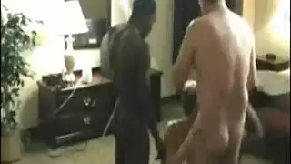 زوجة أنيقة تغش على زوجها مع رجل أسود، في حين أن زوجته تستمتع زوجة أنيقة تغش على زوجها مع رجل أسود، في حين أن زوجته تستمتع