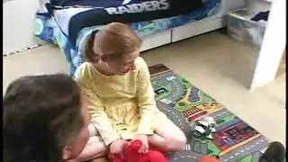 الشابة واسعة جدًا وتفضل أن تمارس الجنس الشرجي من قبل اثنين من الديوك