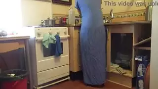تتيح زوجة الأب العربية لزوجة ربيب قرنية الحصول على سرعان ما في المطبخ تتيح زوجة الأب العربية لزوجة ربيب قرنية الحصول على سرعان ما في المطبخ