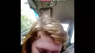 شقراء ساذجة تضاجع صديقتها المقربة ، بعد تقبيله ، في غرفة نومه الضخمة