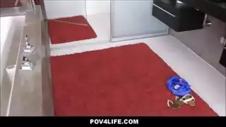 الشرموطة الشقراء تتناك من طيزها في الحمام مقابل الإيجار