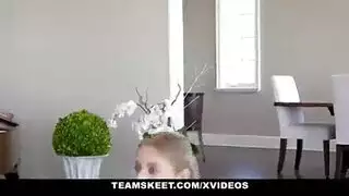 فقدت شقراء مثير رهانًا ، وهي دائمًا حريصة على ممارسة الجنس مع العديد من الرجال الأقران فقدت شقراء مثير رهانًا ، وهي دائمًا حريصة على ممارسة الجنس مع العديد من الرجال الأقران