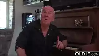 في سن المراهقة القرنية وملف الأطراف الجميلة ، تتصبع كس بعضهما البعض بينما لا أحد يراقبهم. في سن المراهقة القرنية وملف الأطراف الجميلة ، تتصبع كس بعضهما البعض بينما لا أحد يراقبهم.