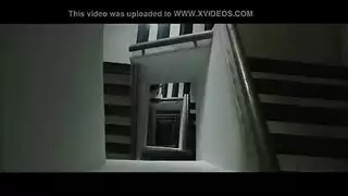 الفتيات مثير في الملابس الداخلية اللاتكس يستعد لتجربة بخرية، في وقت متأخر من الليل