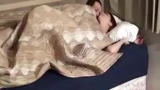 فتاة أبيها الصغيرة تضع كسها الضيق في قضيبه الكبير الصلب دون أي حماية