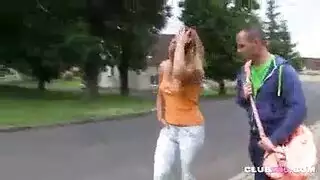 تحاول الكلبة الحمراء اللطيفة أن تمتص الديك الكبير لصديقها القرني ، بينما في المطبخ. تحاول الكلبة الحمراء اللطيفة أن تمتص الديك الكبير لصديقها القرني ، بينما في المطبخ.