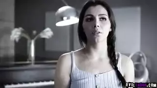 صاحب المنزل يأمر الخادمة الأوروبية السكسي أنها تلحس زبه بفمها حتى ينظف تماماً صاحب المنزل يأمر الخادمة الأوروبية السكسي أنها تلحس زبه بفمها حتى ينظف تماماً