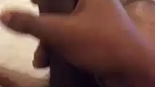 الرجل الأقرن يحشو قضيبه الكبير في العضو التناسلي النسوي لصديقته المفلس ، حتى ينفجر كلاهما